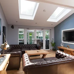  Holiday home Luxury Arthur Seat Viewtownhouse With A Hot Tub