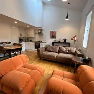  Apartment 2 Bed 2 Bath With Private Parking